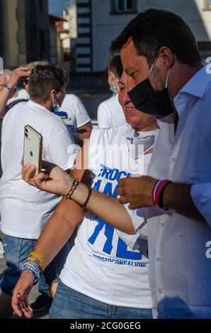 Pistoia, Toskana, Italien. September 2020. Matteo Salvini trifft und begrüßt Menschen nach regionaler Kundgebung zur Unterstützung von Susanna Ceccardi in Pistoia, Toskana, Italien 8. Sep 2020 Credit: Jakobusvide/Alamy Live News Stockfoto