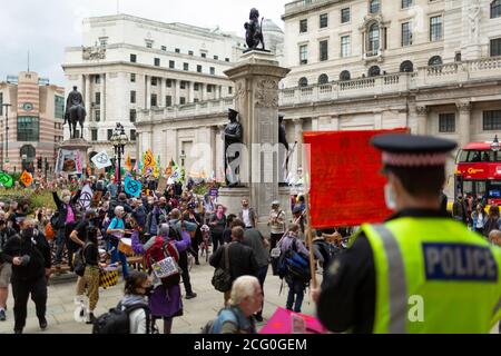 Polizei schaut auf Menschenmenge während der "Walk of Shame" Extinction Rebellion Demonstration, Bank of England, London, 4. September 2020 Stockfoto