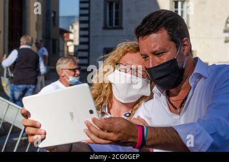 Pistoia, Toskana, Italien. September 2020. Matteo Salvini trifft und begrüßt Menschen nach regionaler Kundgebung zur Unterstützung von Susanna Ceccardi in Pistoia, Toskana, Italien 8. Sep 2020 Credit: Jakobusvide/Alamy Live News Stockfoto