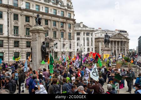 Menschenmenge bei der "Walk of Shame" Extinction Rebellion Demonstration, Bank of England, London, 4. September 2020 Stockfoto