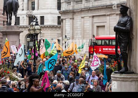 Menschenmenge bei der "Walk of Shame" Extinction Rebellion Demonstration, Bank of England, London, 4. September 2020 Stockfoto