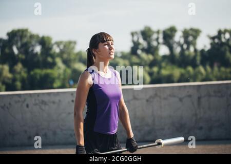 Fit junge Frau Heben Langhanteln suchen konzentriert, arbeiten aus. Stockfoto