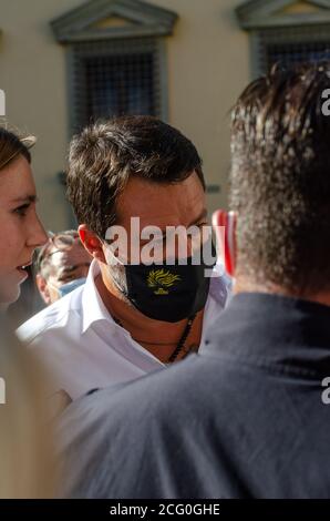 Pistoia, Toskana, Italien. September 2020. Matteo Salvini trifft und begrüßt Menschen nach regionaler Kundgebung zur Unterstützung von Susanna Ceccardi in Pistoia, Toskana, Italien 8. Sep 2020 Credit: Jakobusvide/Alamy Live News Stockfoto