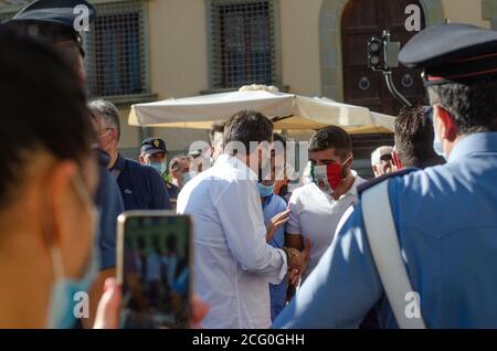 Pistoia, Toskana, Italien. September 2020. Matteo Salvini trifft und begrüßt Menschen nach regionaler Kundgebung zur Unterstützung von Susanna Ceccardi in Pistoia, Toskana, Italien 8. Sep 2020 Credit: Jakobusvide/Alamy Live News Stockfoto