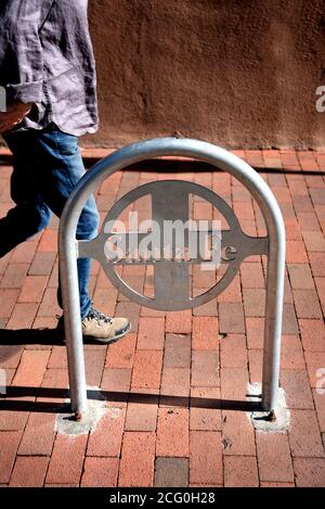 Ein öffentlicher Fahrradständer auf einem Bürgersteig in Santa Fe New Mexico. Stockfoto