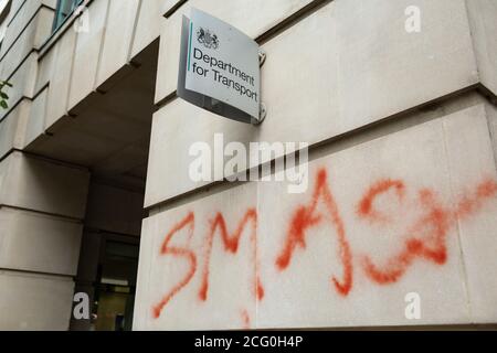 Nachwirkungen der HS2-Rebellion-Demonstration mit Graffiti, Department for Transport, London, 4. September 2020 Stockfoto