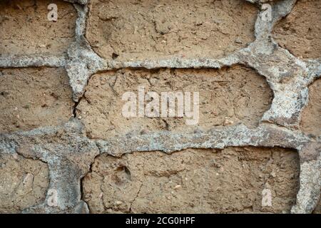 Eine verwitterte alte lehmwand eines Gebäudes in Santa Fe, New Mexico. Stockfoto