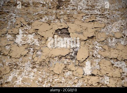 Die verwitterte Außenwand eines Gebäudes in Santa Fe, New Mexico. Stockfoto