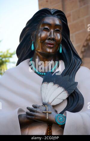 Eine Bronzestatue von Kateri Tekakwitha (1656-1680), der ersten amerikanischen Ureinwohner, die von der katholischen Kirche heilig gesprochen wurde, wird in Santa Fe, New Mexico, ausgestellt. Stockfoto