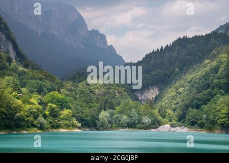 Der See Lago di Tenno zwischen den Alpen im Trentino. Stockfoto