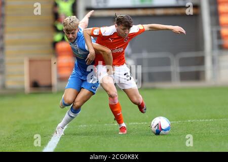 BLACKPOOL, ENGLAND. 8. SEPTEMBER 2020 Morgan Penfold von Barrow kämpft während des EFL Trophy-Spiels zwischen Blackpool und Barrow in der Bloomfield Road, Blackpool, um den Besitz von Blackpool Nathan Shaw. (Kredit: Mark Fletcher, Mi News) Kredit: MI Nachrichten & Sport /Alamy Live Nachrichten Stockfoto