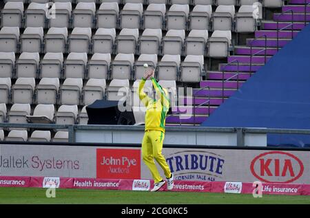 Beim dritten Vitality IT20-Match im Ageas Bowl in Southampton holt der Australier Steve Smith den englischen Kapitän Moeen Ali aus der Bowlingbahn von Mitchell Starc heraus. Stockfoto