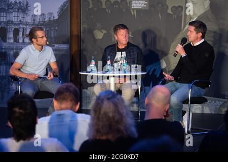 Dresden, Deutschland. September 2020. Tino Meyer (l-r), Moderator, Hans-Jürgen Dörner, ehemaliger Fußballer, und Ralf Becker, Geschäftsführer von Sports Dynamo Dresden, sitzen nebeneinander in der Diskussionsgruppe "Dynamo-Talk" im Panometer. Quelle: Sebastian Kahnert/dpa-Zentralbild/dpa/Alamy Live News Stockfoto