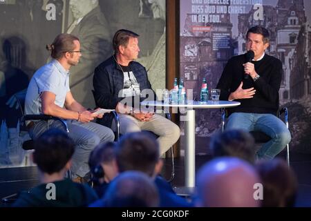 Dresden, Deutschland. September 2020. Tino Meyer (l-r), Moderator, Hans-Jürgen Dörner, ehemaliger Fußballer, und Ralf Becker, Geschäftsführer von Sports Dynamo Dresden, sitzen nebeneinander in der Diskussionsgruppe "Dynamo-Talk" im Panometer. Quelle: Sebastian Kahnert/dpa-Zentralbild/dpa/Alamy Live News Stockfoto