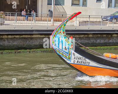 Traditionelle Boote auf dem Kanal in Aveiro, Portugal. Bunte Moliceiro Bootsfahrten in Aveiro sind beliebt bei Touristen mit Blick auf die reizvolle c genießen Stockfoto