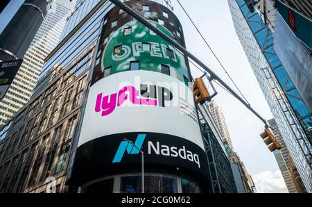 Der riesige Nasdaq-Videoschirm am Times Square in New York fördert LyftUp und bietet Fahrten zu unterversorgten, am Samstag, 22. August 2020 (© Richard B. Levine) Stockfoto