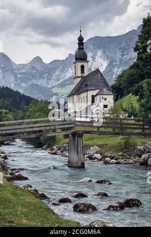 Pfarrkirche St. Sebastian und malerische Berglandschaft in Ramsau, Bayerische Alpen, Deutschland Stockfoto