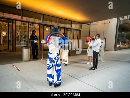 Besucher und Mitglieder checken am Donnerstag, den 27. August 2020, dem ersten Tag der Wiedereröffnung des Museums, ein, bevor sie das Museum of Modern Art in New York betreten. Die Museen durften am Montag, den 24. August, wieder eröffnet werden, mit Einschränkungen, da das MOMA heute geöffnet hat. (© Richard B. Levine) Stockfoto