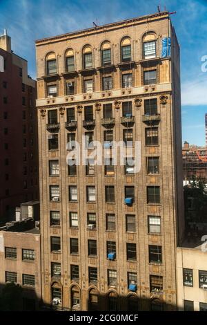 Am Mittwoch, den 26. August 2020, sprießen Klimaanlagen aus den Fenstern eines Wohnhauses in der Upper West Side in New York. © Richard B. Levine) Stockfoto