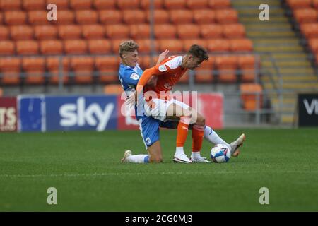 BLACKPOOL, ENGLAND. 8. SEPTEMBER 2020 Morgan Penfold von Barrow und Ethan Robson von Blackpool während der EFL Trophy Spiel zwischen Blackpool und Barrow in Bloomfield Road, Blackpool. (Kredit: Mark Fletcher, Mi News) Kredit: MI Nachrichten & Sport /Alamy Live Nachrichten Stockfoto