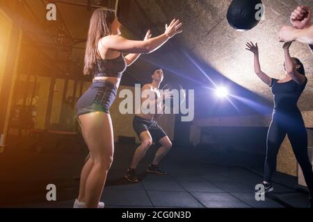 Gemeinsam trainieren im Fitnessstudio Banner panoramic crop. Zwei fit Menschen werfen Medizin Ball auf einander in Fitness-Center Cross-Training Kernübung. Aa Stockfoto