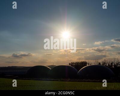 Biogasanlage in Deutschland bei Sonnenuntergang Stockfoto