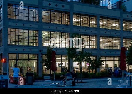 Der wiedereröffnete Apple Store im Meatpacking District in New York am Mittwoch, den 2. September 2020. Die Geschäfte verfügen über ein engagiertes Reinigungspersonal und sind voll ausgestattet mit Masken, Desinfektionsmitteln und natürlich iPhones (© Richard B. Levine) Stockfoto