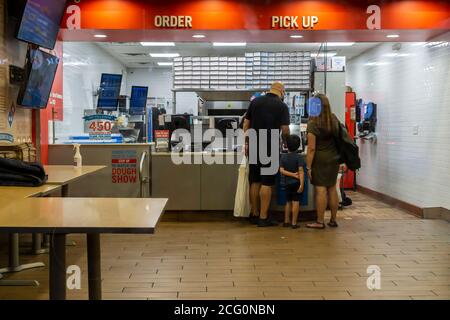 Die Gäste holen ihre Pizzabestellung am Mittwoch, den 2. September 2020, in einer Domino's Pizza in New York im Stadtteil Chelsea in New York ab. (© Richard B. Levine) Stockfoto