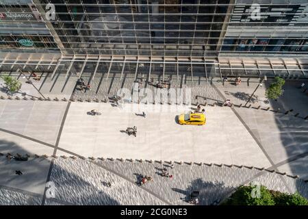 Besucher vor dem geschlossenen Hudson Yards Einkaufszentrum in Manhattan am Montag, den 7. September 2020 vor der erlaubten Eröffnung. NYS Gov. Andrew Cuomo kündigte an, dass Einkaufszentren in New York City am 9. September mit einer Kapazität von 50 Prozent und anderen Sicherheitsprotokollen, einschließlich verbesserter Lüftungssysteme, eröffnet werden können. (© Richard B. Levine) Stockfoto