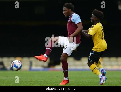 SOUTHEND AUF SEE, ENGLAND. 8. SEPTEMBER Olapado Afolayan von West Ham United hält Terrell Egbri von Southend United während des EFL Trophy-Spiels zwischen Southend United und West Ham United in Roots Hall, Southend ab. (Kredit: Jacques Feeney) Gutschrift: MI Nachrichten & Sport /Alamy Live Nachrichten Stockfoto