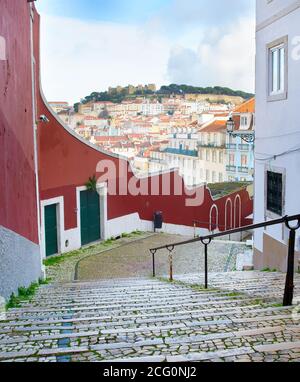 Leere Straße und Skyline der Altstadt von Lissabon mit Schloss Lissabon auf einem Gipfel eines Hügels. Portugal Stockfoto