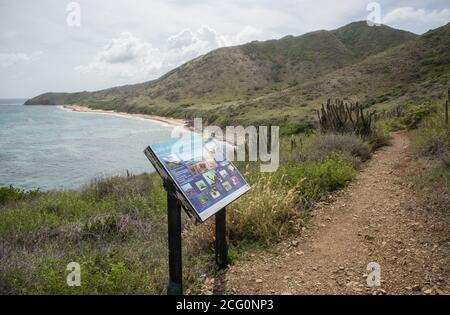 Christiansted, St. Croix, US Jungferninseln - 20. Juni 2014: Wegweiser mit Wildtierinformationen für die Jack und Isaac Bay Wanderung am östlichen Ende von St. Croix Stockfoto