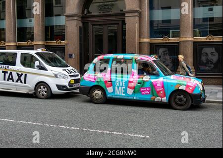 Taxis vor dem Hard Days Night Hotel in Liverpool Stockfoto