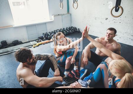 Glücklich sportliche Jugendliche Sportswear geben hohe fünf im Fitness-Studio Stockfoto