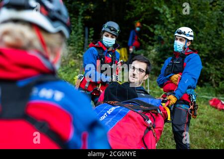 Horben, Deutschland. September 2020. Martin Horn (selbständig, M), Oberbürgermeister der Stadt Freiburg, liegt bei einer Übung des Schwarzwälder Bergrettungsdienstes in der Nähe der Talstation auf einer Bahre. Der Oberbürgermeister von Freiburg ließ sich zusammen mit seinem Kollegen, Bürgermeister S. Breiter, bei einer Bergrettungsübung aus einer der Hütten abseilen. Quelle: Philipp von Ditfurth/dpa/Alamy Live News Stockfoto