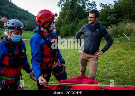 Horben, Deutschland. September 2020. Martin Horn (unabhängig, r), Oberbürgermeister der Stadt Freiburg, erhält Informationen von zwei Mitgliedern der Schwarzwälder Bergrettung (l, M) bei einer Übung der Schwarzwälder Bergrettung in der Nähe der Talstation der Schauinslandbahn. Der Oberbürgermeister von Freiburg ließ sich zusammen mit seinem Kollegen, Bürgermeister S. Breiter, bei einer Bergrettungsübung aus einer der Hütten abseilen. Quelle: Philipp von Ditfurth/dpa/Alamy Live News Stockfoto