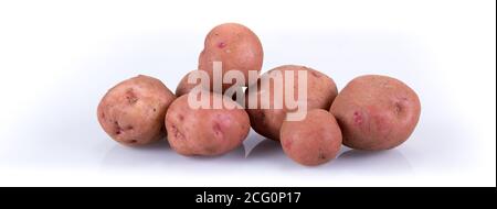 Kartoffeln in einem Haufen isoliert auf weißem Hintergrund mit Reflexion Stockfoto