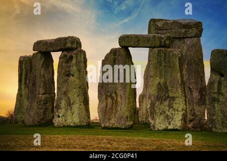 Stonehenge in der Abenddämmerung direkt nach Sonnenuntergang Stockfoto