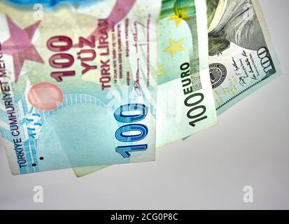 Türkische Banknote neben Euro und Dollar Stockfoto