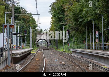 Köln, NRW, Deutschland, 09 06 2020, Straßenbahnhaltestelle in Köln, keine Fahrgäste und keine Züge, im Freien Stockfoto