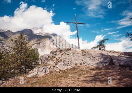 Alpine Cross. Eine alpine Landschaft mit einem großen Holzkreuz. Schöne Berglandschaft in Österreich mit blauem Himmel Stockfoto