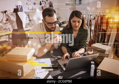 Das seamresses Team ist bereit, das Paket mit neuer Kleidung an den Kunden zu senden Stockfoto