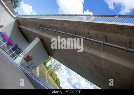 huerth, NRW, Deutschland, 09 06 2020, Straßeneinengung, noch nicht geöffnet, keine Autos, über eine neue Brücke, im Freien Stockfoto