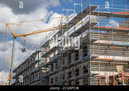 Huerth, NRW, Deutschland, 06 09 2020, Hausbauseite mit Baukräne und Gerüsten, im Freien Stockfoto