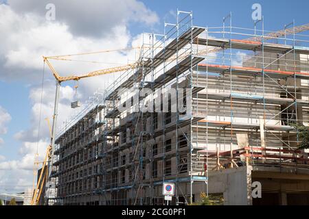 Huerth, NRW, Deutschland, 06 09 2020, Hausbauseite mit Baukräne und Gerüsten, im Freien Stockfoto