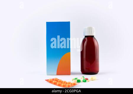 Flasche Medizin Sirup neben Pillen und Kapseln Stockfoto