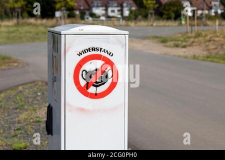 Huerth, NRW, Deutschland, 09 06 2020, Graffiti auf einer Power-Box, Schilder gegen Gesichtsmasken, im Freien Stockfoto