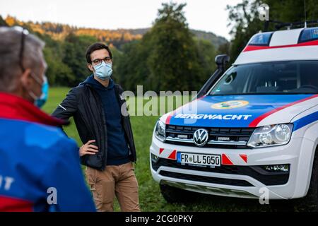 Horben, Deutschland. September 2020. Martin Horn (unabhängig, r), Oberbürgermeister der Stadt Freiburg, informiert sich bei einer Übung der Schwarzwälder Bergrettung in der Nähe der Talstation der Schauinslandbahn über ein Bergrettungsfahrzeug eines Mitglieds der Schwarzwälder Bergrettung (l). Der Oberbürgermeister von Freiburg ließ sich zusammen mit seinem Kollegen, Bürgermeister S. Breiter, bei einer Bergrettungsübung aus einer der Hütten abseilen. Quelle: Philipp von Ditfurth/dpa/Alamy Live News Stockfoto