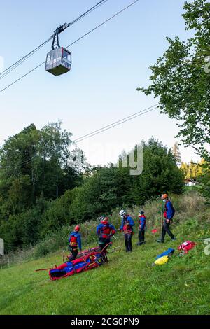 Horben, Deutschland. September 2020. Mitglieder des Bergrettungsteams Schwarzwald bereiten eine Übung nahe der Talstation der Seilbahn Schauinsland vor. Der Oberbürgermeister von Freiburg ließ sich zusammen mit seinem Kollegen, Bürgermeister S. Breiter, bei einer Bergrettungsübung aus einer der Hütten abseilen. Quelle: Philipp von Ditfurth/dpa/Alamy Live News Stockfoto