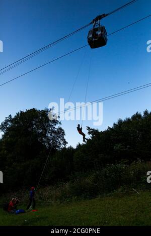 Horben, Deutschland. September 2020. Martin Horn (M, selbständig), Oberbürgermeister der Stadt Freiburg, hat sich bei einer Übung des Schwarzwaldbergrettungsdienstes nahe der Talstation von einer Gondel der Schauinslandbahn abseilen lassen. Der Oberbürgermeister von Freiburg und sein Kollege, Bürgermeister S. Breiter, nahmen an einer Bergrettungsübung Teil. Quelle: Philipp von Ditfurth/dpa/Alamy Live News Stockfoto